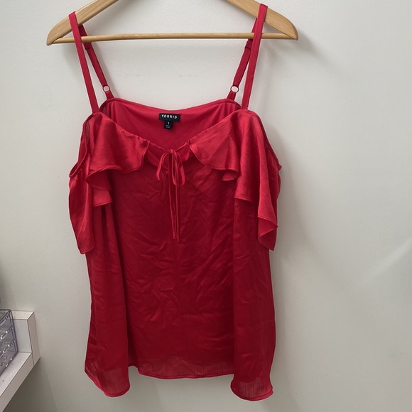 Torrid fuchsia pink textured chiffon cold shoulder blouse - Picture 4 of 7